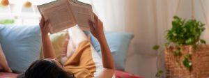 Importância da leitura: Pessoa lendo na cama.