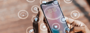 Causas e consequências da dependência digital dos jovens na contemporaneidade: celular com vários aplicativos ao redor.